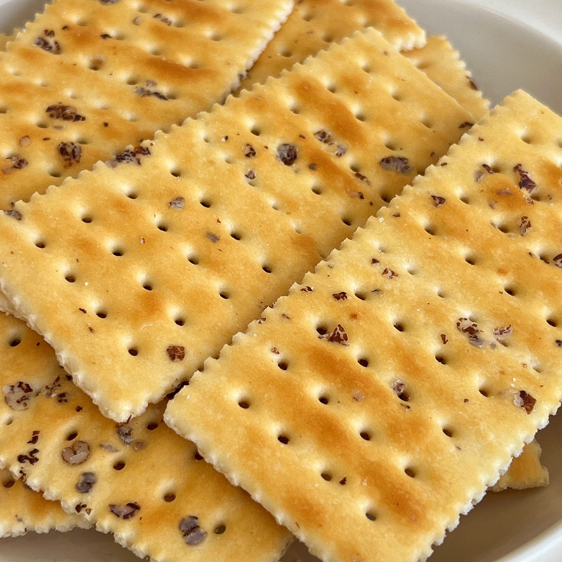 Krakersy sodowe z żyta i soli morskiej